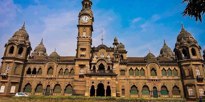 A picture of Kolhapur palace , one of the significant tourist attractions near Karad