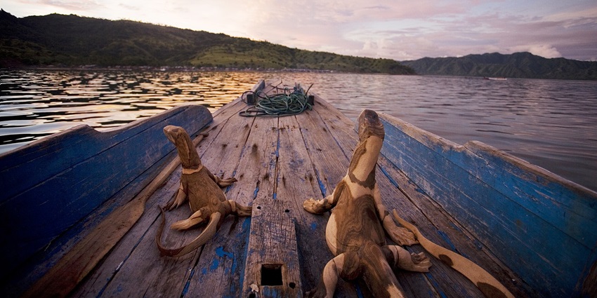 Two life-size wooden statue of Komodo dragons on a wooden boat heading to Komodo Island
Viewers of this file can see comments and suggestions