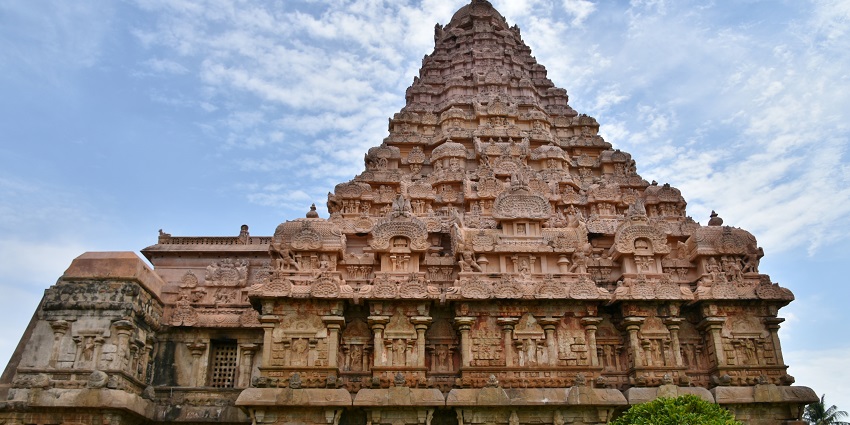 Koneswarar Temple, another Thirucherai Temple, is situated at Tirukudavayil in Thanjavur District.