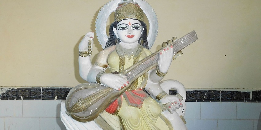 An idol of Goddess Saraswathi at Koothanur Maha Saraswathi Temple, a revered temple.
