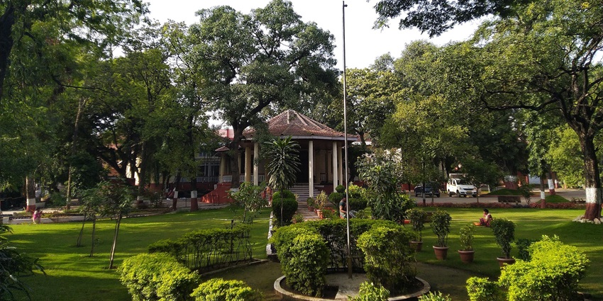 A vibrant image of Koregaon Park which is one of the best places to visit near Hadapsar.