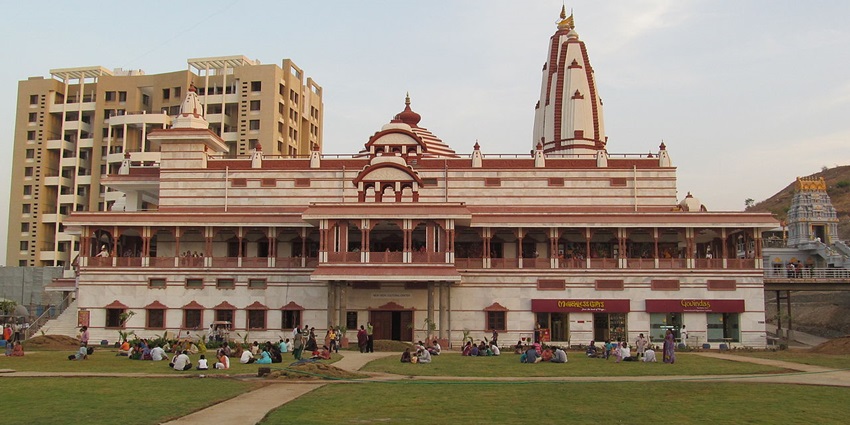 Scenic image of the beautiful Krishna Vatika Mandir in Goregaon