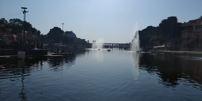 A scenic view of the bank of the Kshipra River and a peaceful atmosphere.