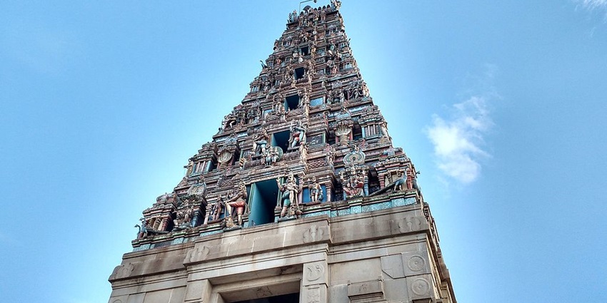 A picture of Kumarasamy Temple on a hilltop, one of the best Virudhunagar tourist places list.