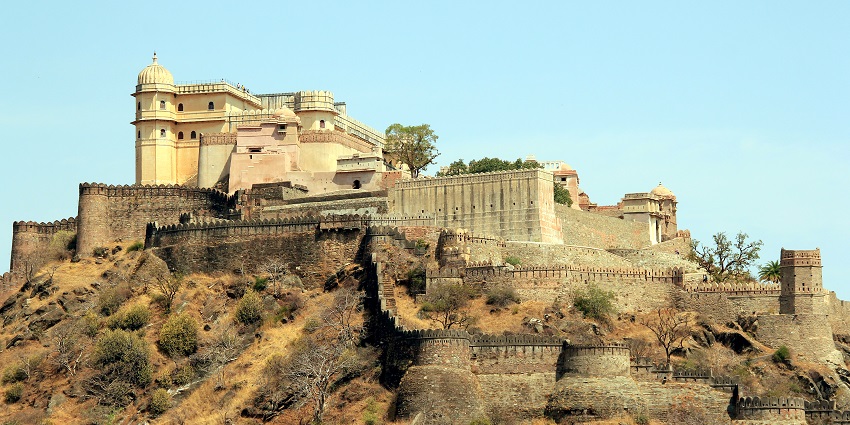 The view of Kumbhalgarh Fort atop a hill against the blue sky