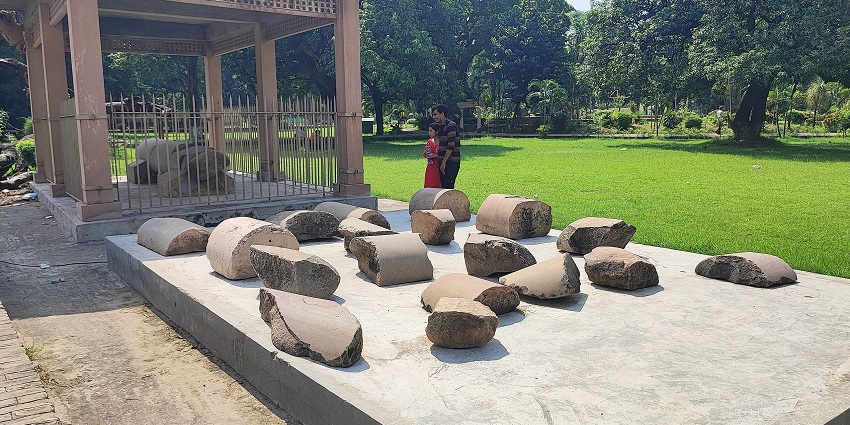 People visiting Kumhrar Park and observing the ruins of Patliputra placed in an alter
Viewers of this file can see comments and suggestions