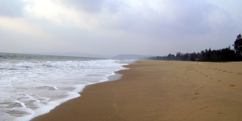 Kumta Beach, is among the famous tourist places to visit in Sirsi with serene shores.