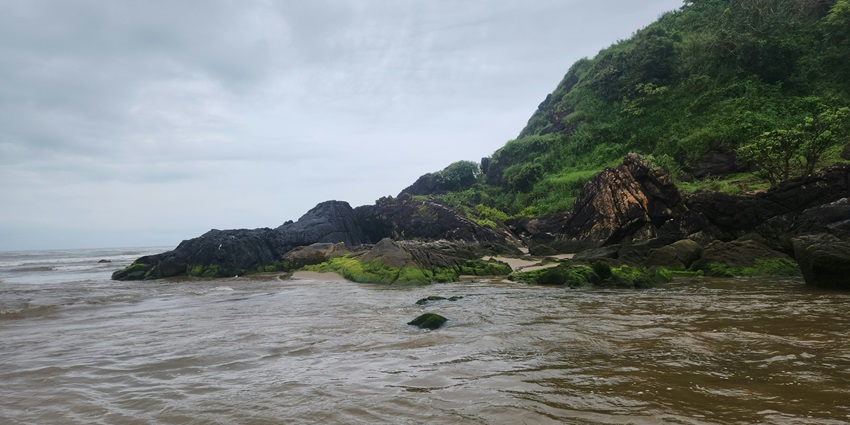 A stunning view of Kumta Beach, one of the popular beaches near Honnavar.