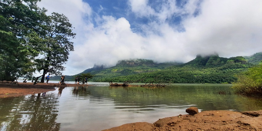 Kundalika River, is among the best places to visit in Kolad offering thrilling whitewater rafting.