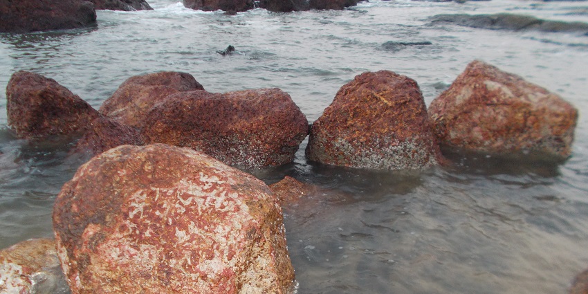 Tranquil Kunkeshwar waters glisten under the sun, inviting peace and relaxation.
