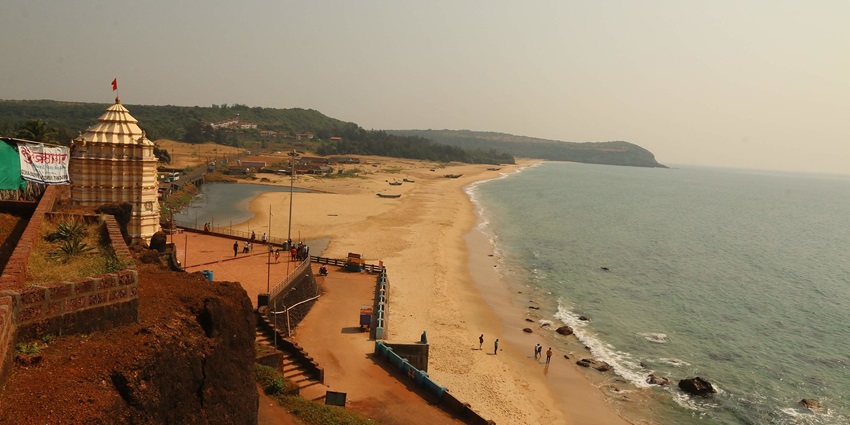 Kunkeshwar Seashore, with its scenic beauty, is one of the best places near Vijaydurg Fort.