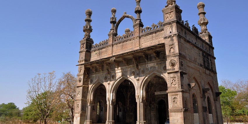 Kurla Masjid is a serene mosque showcasing architectural heritage and community spirit.
