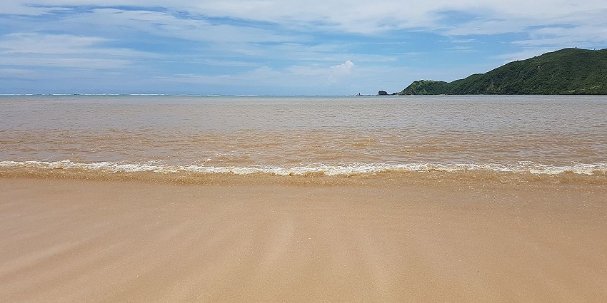 An image of Kuta Lombok's white sandy beaches, ideal for enjoying visitors to explore