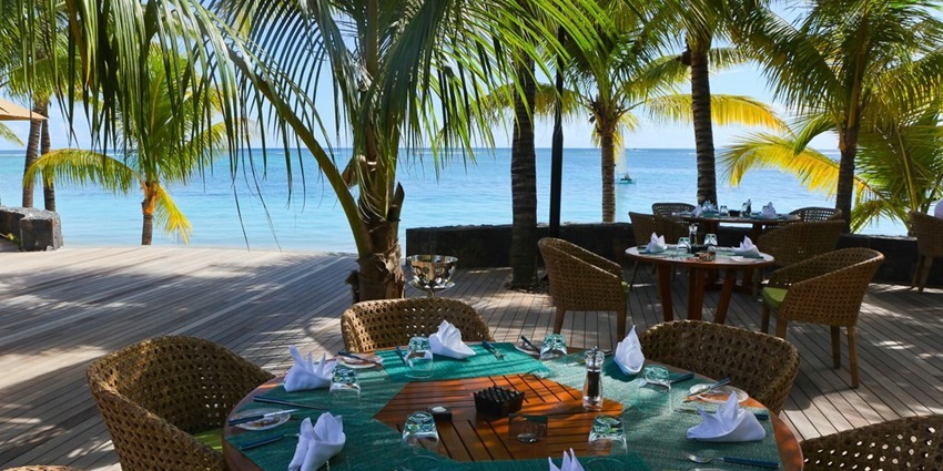 Situated on the beautiful Rock Beach, L' Aqua Bar is the perfect place for party-lovers.