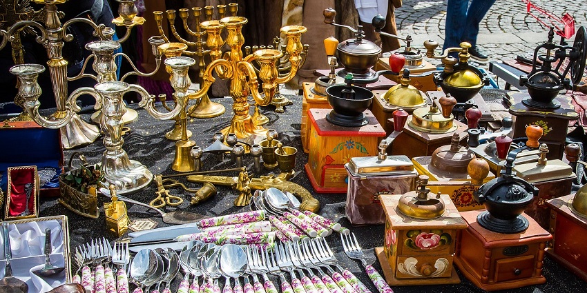 Pick up Buddhist art works, wooden crafts and thangkas at Ladakh Art Palace