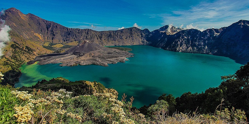 A picture of Lake Segara Anak, a peaceful crater lake in Mount Rinjani National Park