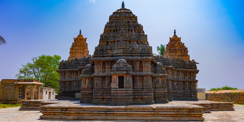 A picture of a historical temple in Pune built with the interesting traditional architecture