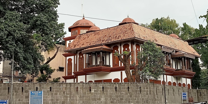 The Lal Mahal (Red Palace) of Maharashtra is one of the famous tourist attractions.