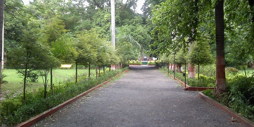 Lata Mangeshkar Musical Garden: Romantic setting with music and flowers