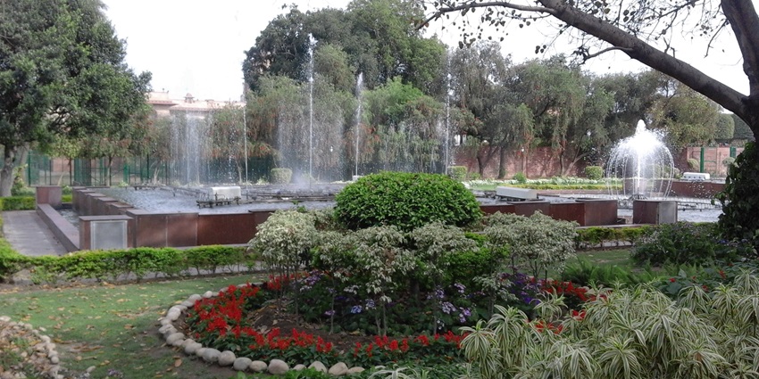 View of the the fountains in the beautiful lanes of Lata Mangeshkar musical garden