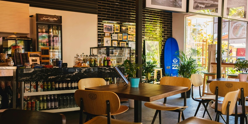 Enjoy your quality time at the charming late-night cafes with ambience and tranquillity.