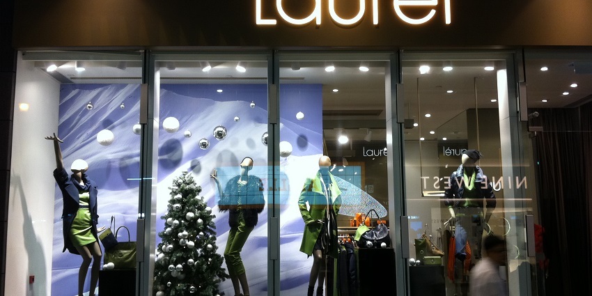 An image of a modern façade of Laurel Shopping Mall bustling with shoppers