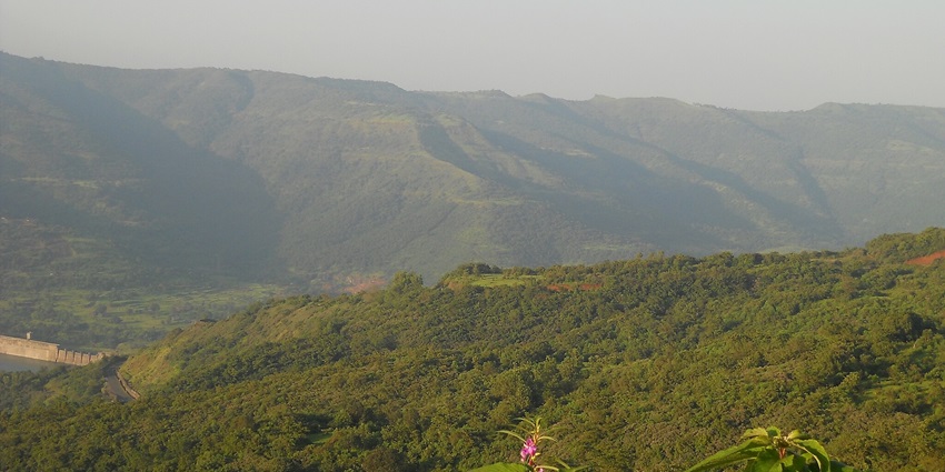 An image showing Lavasa’s lakeside views and vibrant architecture, making it one of the top tourist attractions near Pune in summer.