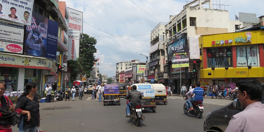 An image of Laxmi Road, one of the famous places to visit near Shaniwar Wada.