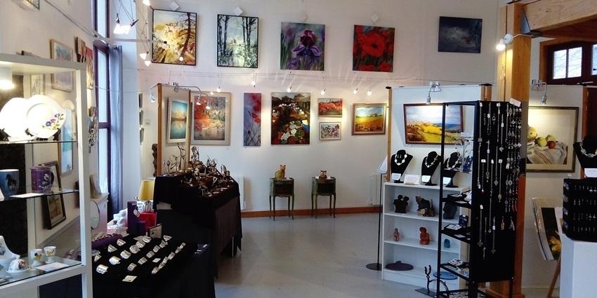 View the expositions, workshops and performing arts activities at the Le Artigiano art gallery in Nagpur
