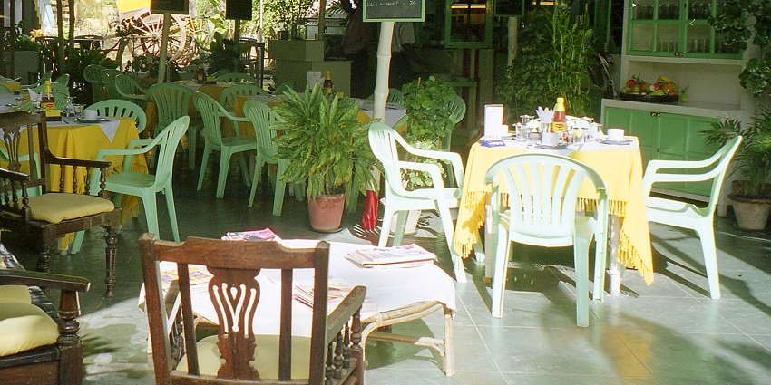 Image of Le Club sitting area outside - place hosting parties in Pondicherry for family and friends