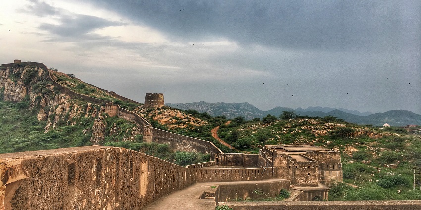 A side view of the huge ramparts covering the Khetri fort, showcasing a pathway