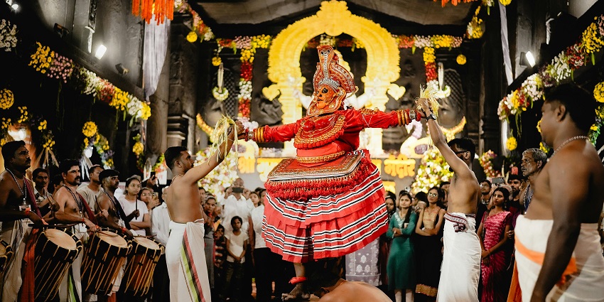 At the famous Saptak Music Festival in Gujarat, you can enjoy Gujarati dance performances.