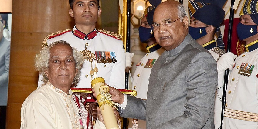Shri Ram Nath Kovind presenting the Padma Vibhushan Award to Shri Sudarshan Sahoo.
Viewers of this file can see comments and suggestions
