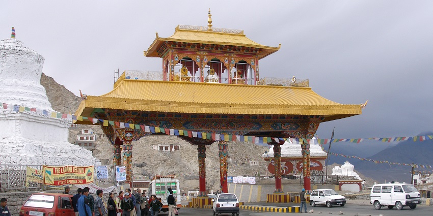 An image of a monastery in Leh, attracting a huge crowd to visit it all day long.