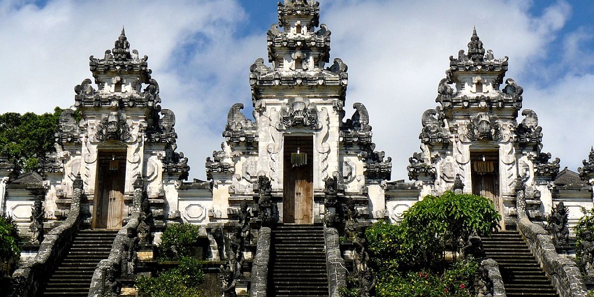 An iconic image of Lempuyang Temple, one of the best places to visit near Amed Beach.