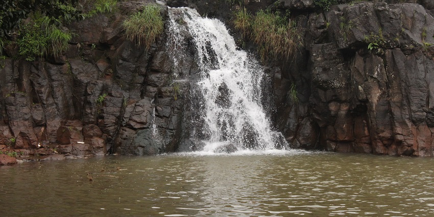 Lingmala Waterfall flowing down a cliff surrounded by dense greenery in Mahabaleshwar.