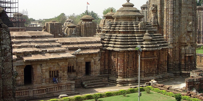 The Lingaraj Temple is one of the most beautiful temples near Odisha State Museum.