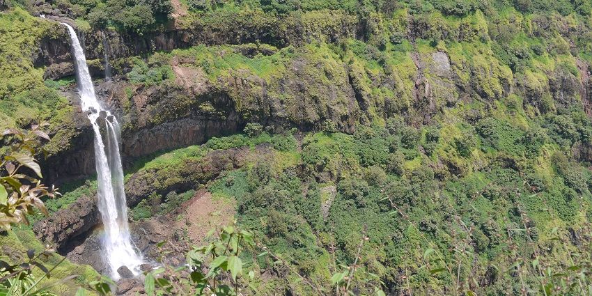 A view of Lingmala Waterfall, one of the serene places to visit near Kavlya Fort.