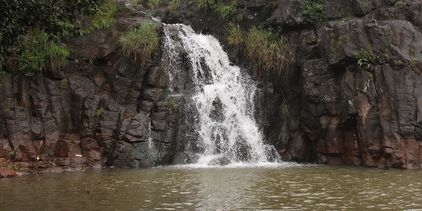 Lingmala Waterfall, one of the best places near Mahabaleshwar Fort, cascades beautifully