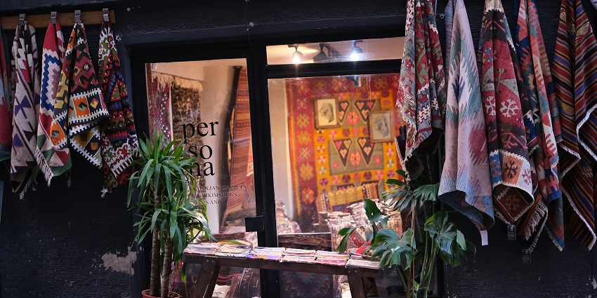 Places to visit in Bandra at night feature Linking Road bustling with shoppers and trendy boutiques.