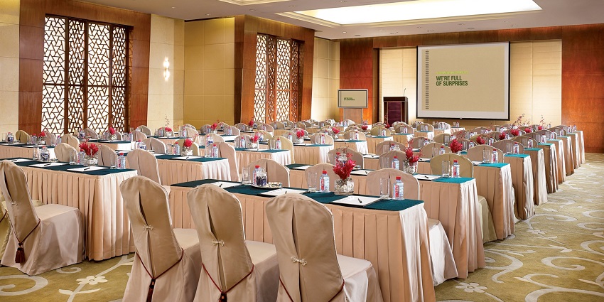 Liquid Lounge Bar is among the best party places in Agra with refreshing drinks.