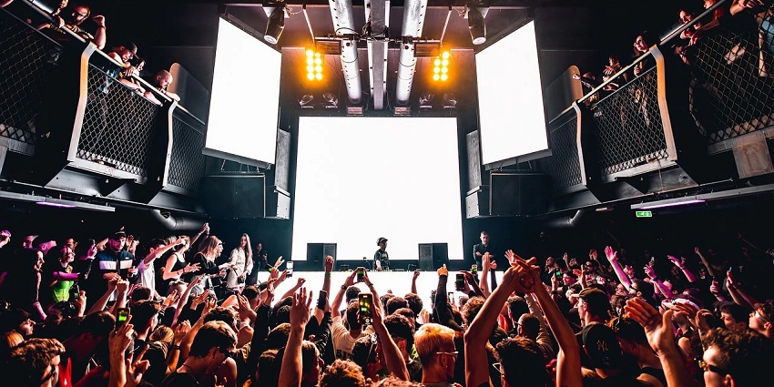 Feel the music in your veins with night music and parties in Arambol.
