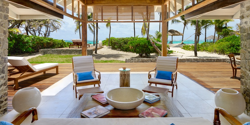 Living Room Beach Lounge with comfy seating and stunning beachside views.