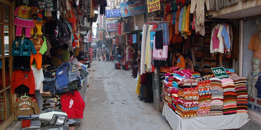 Hoskote's markets are vibrant, featuring fresh produce, crafts, and local culture