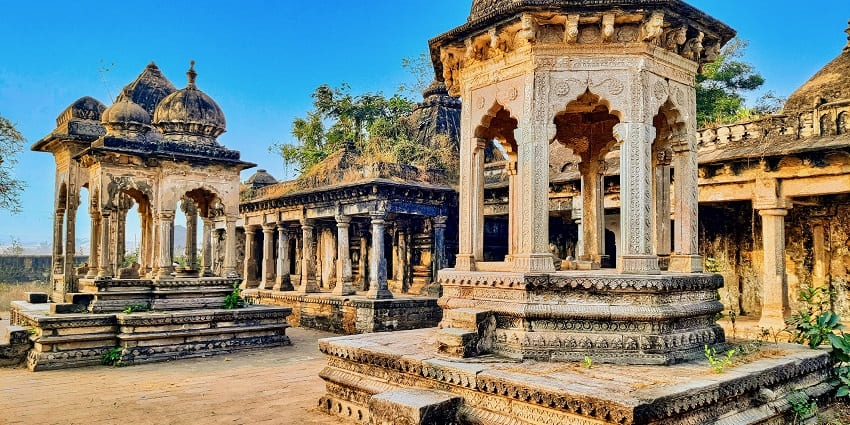Visitors can come across various temples in the Vani village near Achala Fort.