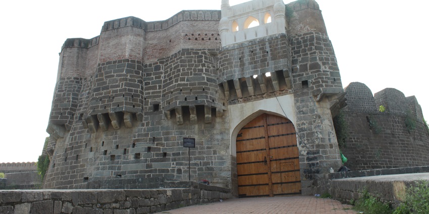 Main entrance of Ausa Fort, featuring its impressive arch and historical design.