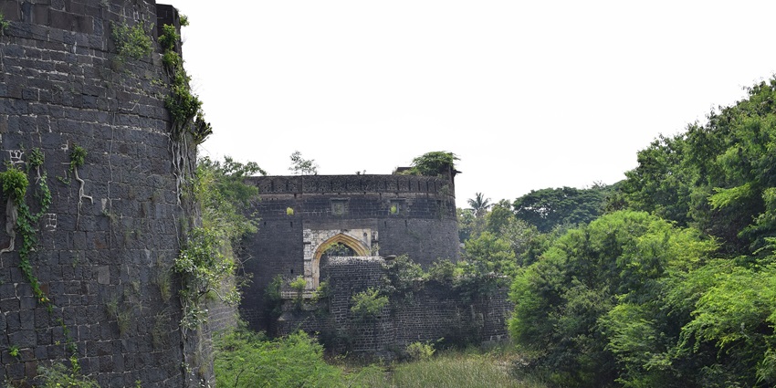 Entrance to the beautiful fort in Ahmednagar surrounded by lush greenery