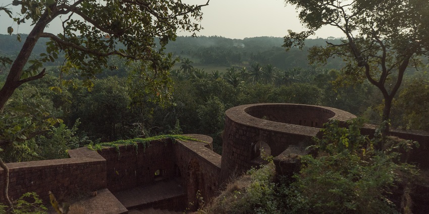 Yashwantgad Fort is located in Redi, Maharashtra, near the Maharashtra-Goa border.