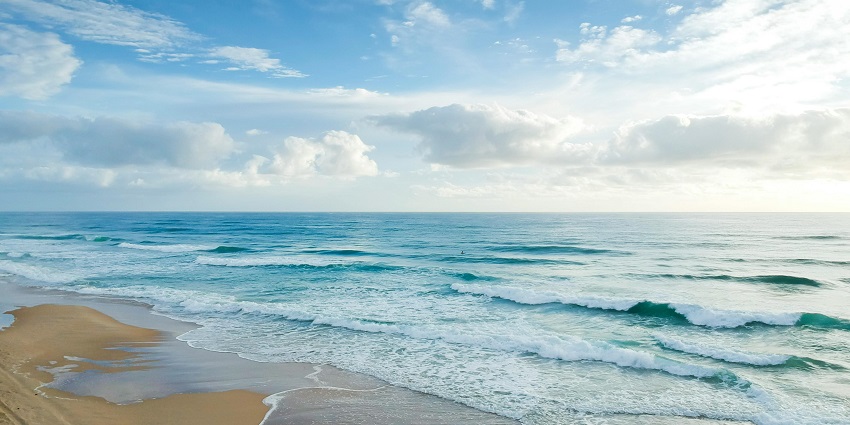 The view of Bingin Beach, is perfect for snorkelling and diving enthusiasts, surrounded by great cliffs and lush green foliage.