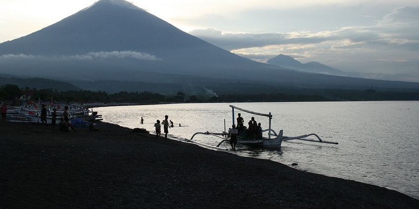 An image depicting the scenic coastline of Amed Beach, ideal for exploring.